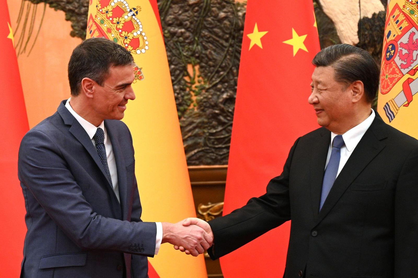 El preidente del Gobierno, Pedro Sánchez, y el presidente de China, Xi Jinping, en Pekín hace año y medio