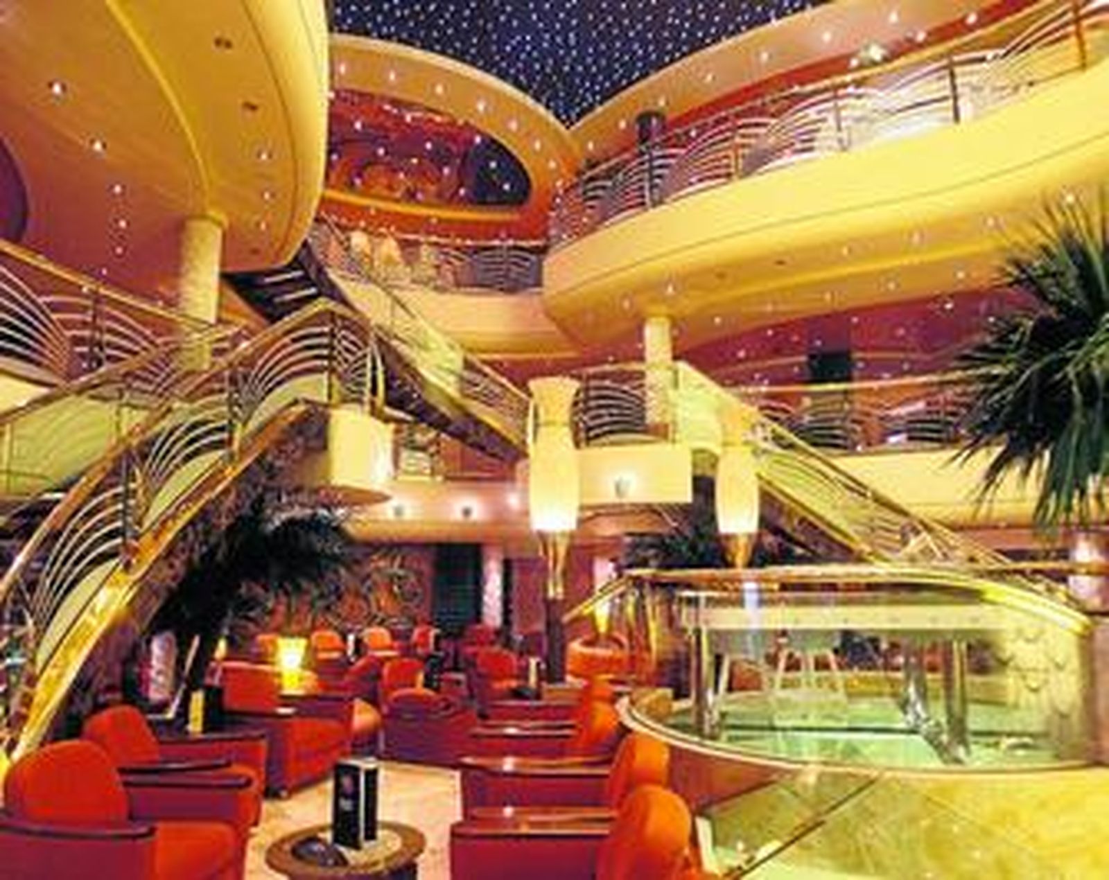 El diseño del interior del buque responde a un refinado gusto que se corresponde con el nivel de sus instalaciones.