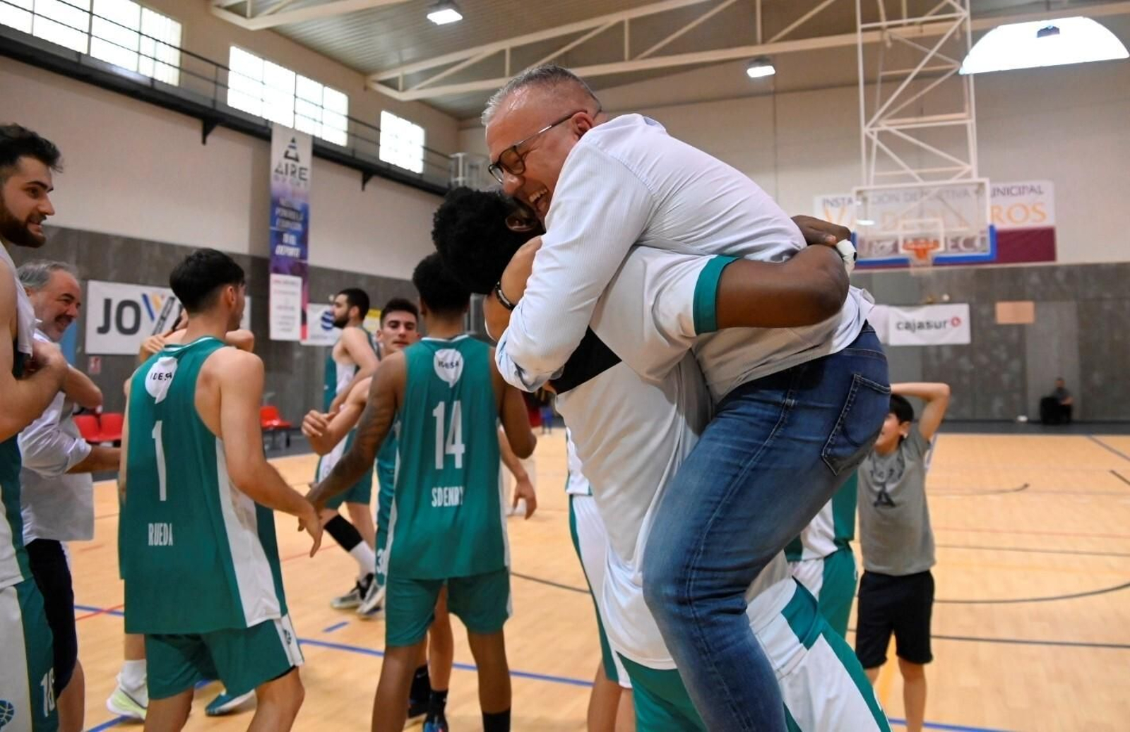 El UCB Camper Eurogaza celebra su pase a la fase de ascenso a LEB Plata, en imágenes