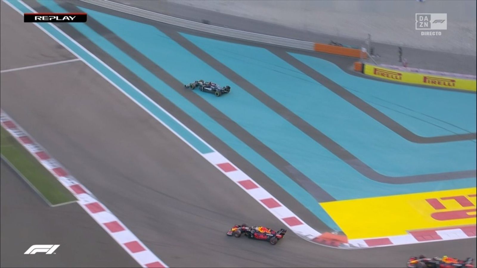 Hamilton cortó la curva seis tras un toque con Verstappen.