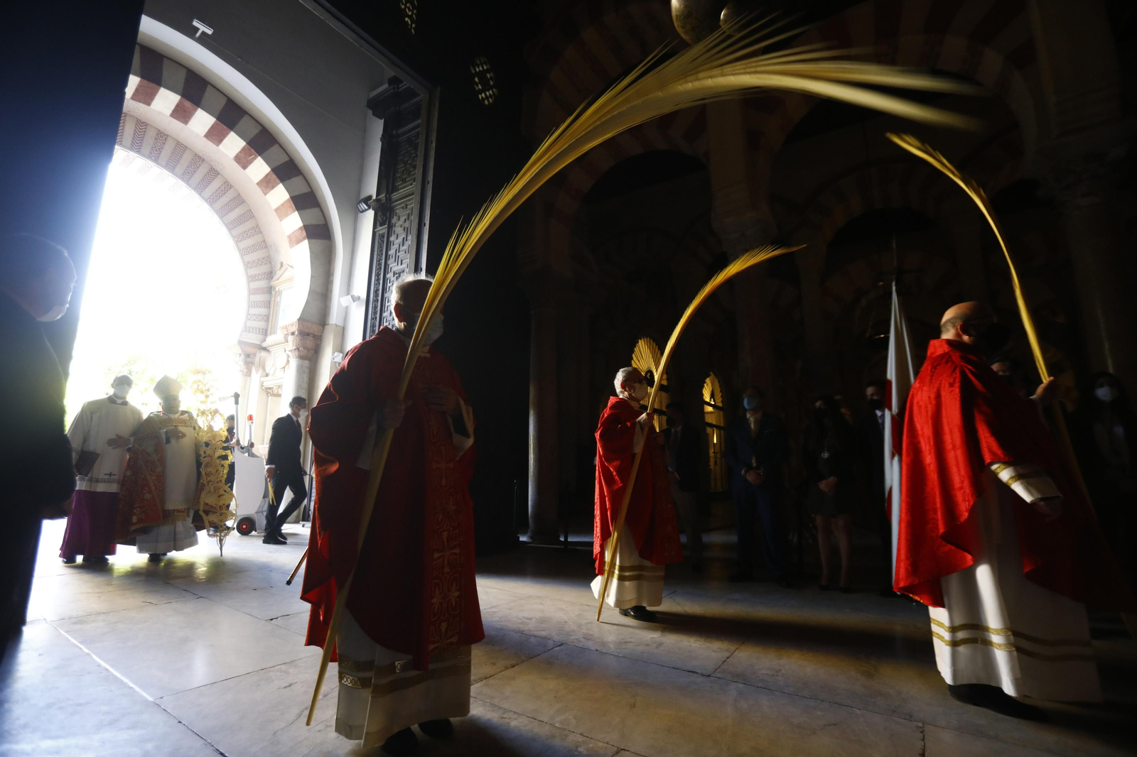 La misa de la bendición de las palmas en la Mezquita-Catedral de Córdoba, en fotografías