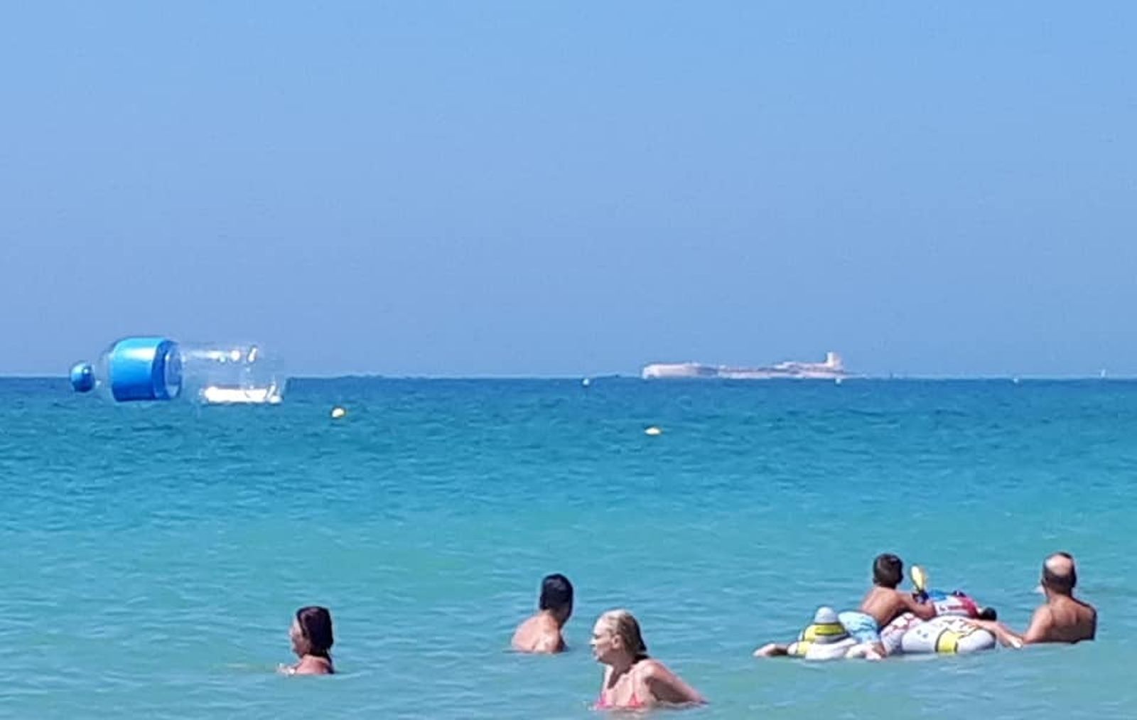 La gran botella de plástico de esta campaña recorrió Sancti Petri y La Barrosa ante el asombro de los bañistas.