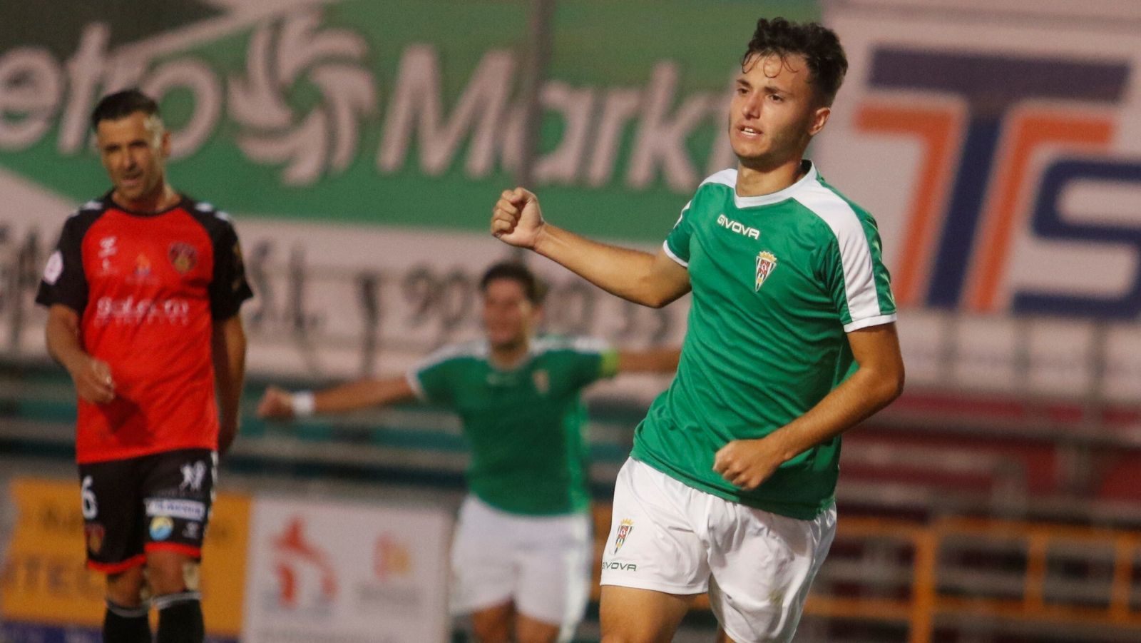 Ale Marín celebra el tanto que abrió la victoria del Córdoba CF en Puente Genil.