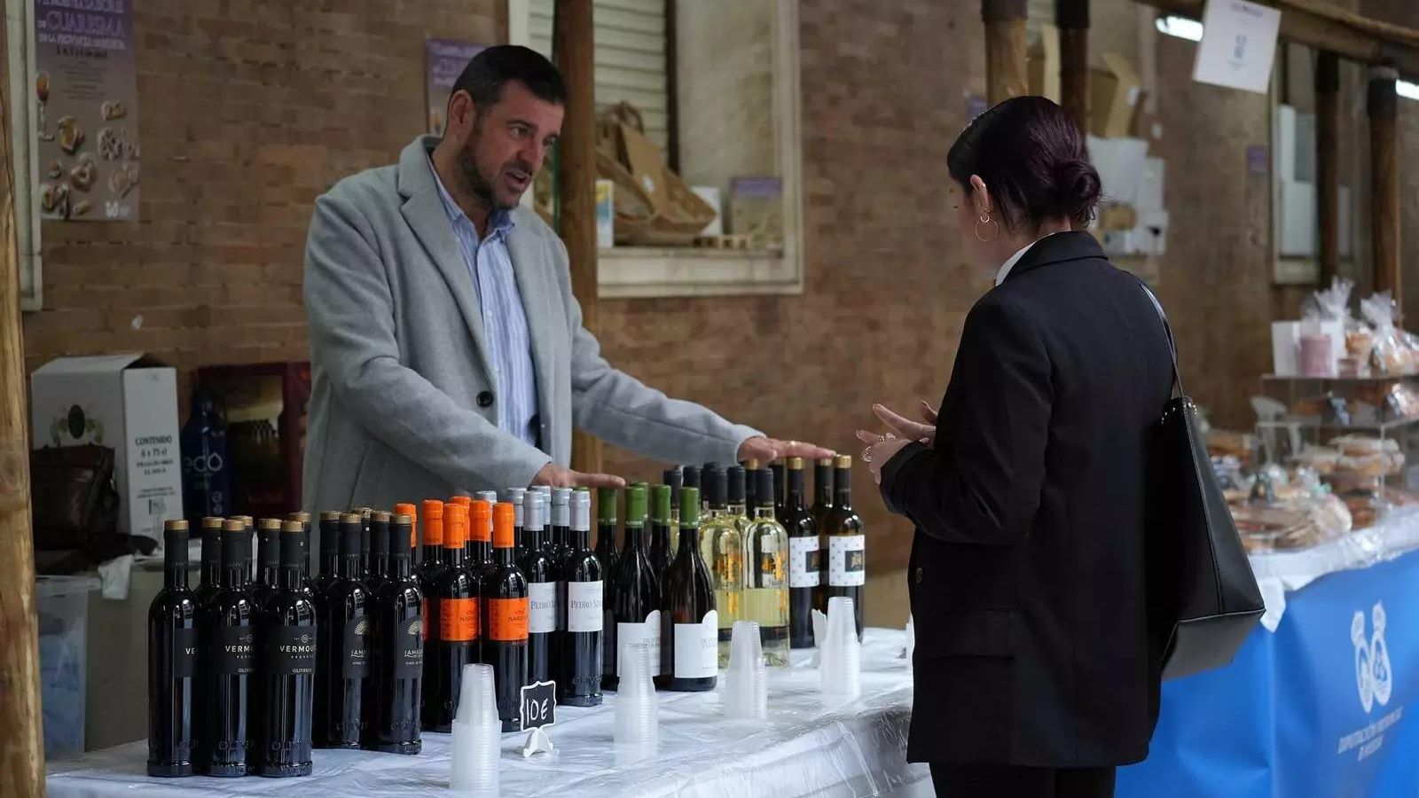 Una mujer se interesa por el puesto de vinos del Condado en la muestra.