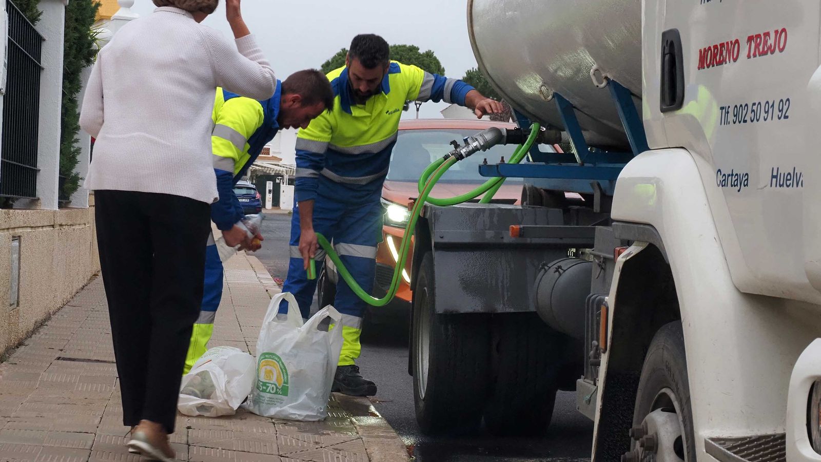 El reparto de agua se está realizando puerta a puerta con un camión cisterna