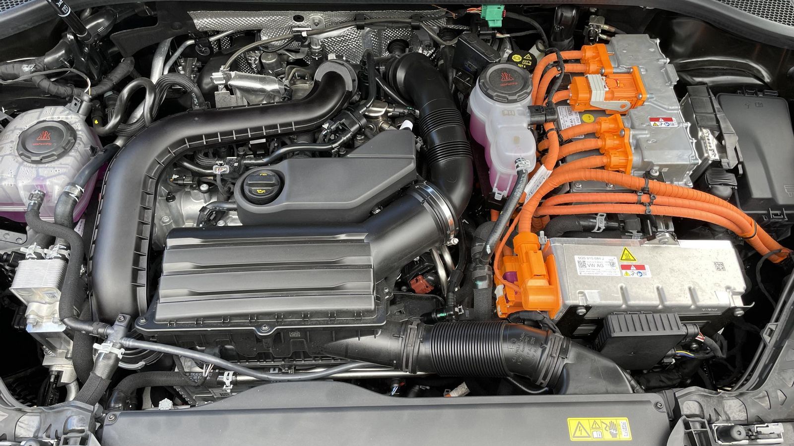 El sistema de propulsión de los Q3 e-Hybrid es el más contundente de los tres probados y también el más agradable a velocidades normales por la ausencia de ruido o vibraciones al poder usar sólo el motor eléctrico.