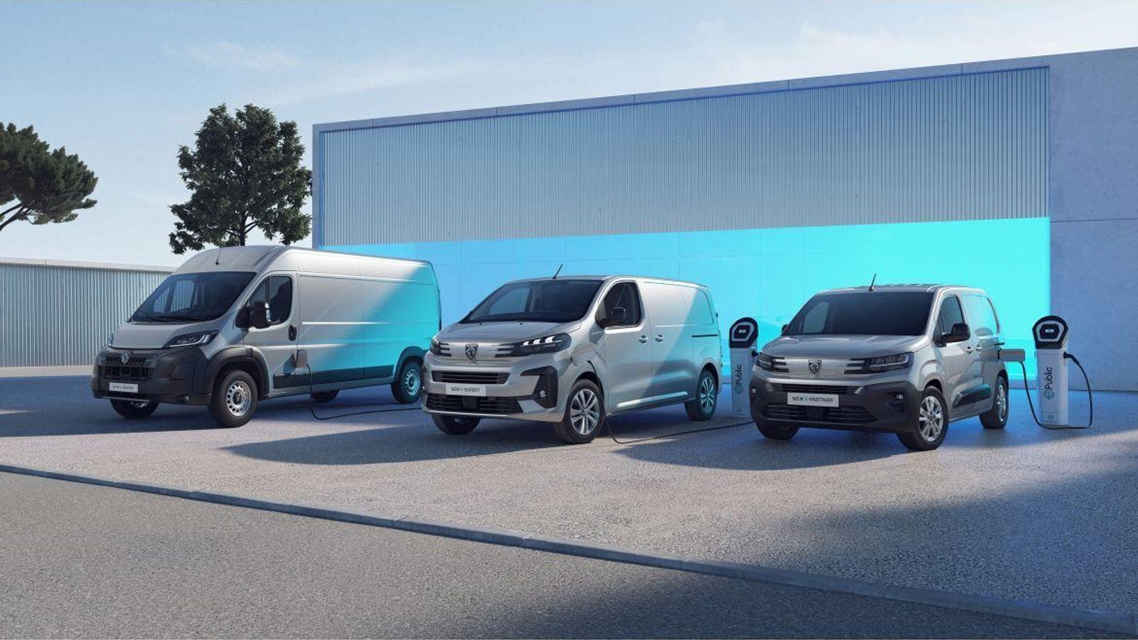 Peugeot espera que un tercio de las furgonetas vendidas sean eléctricas de aquí a 2025. El E-Partner, disponible como furgón de 4,40 m o de 4,75 m, ofrece ahora una autonomía WLTP de 330 km con un volumen útil de hasta 4,4 m3 y 780 kilos de carga útil; mientras que el E-Expert llega a 6,6 m3 y 1.263 kg. En el E-Boxer, que estrena motor y batería, son 17 m3 y 1.500 kg.