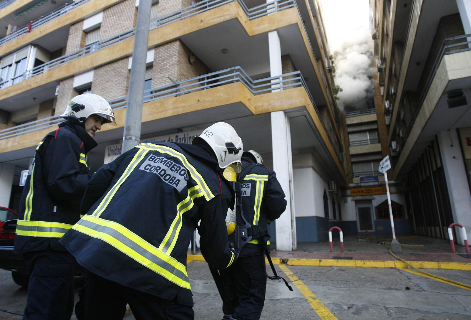 Los bomberos de Córdoba sofocan un incendio en una vivienda de la capital.