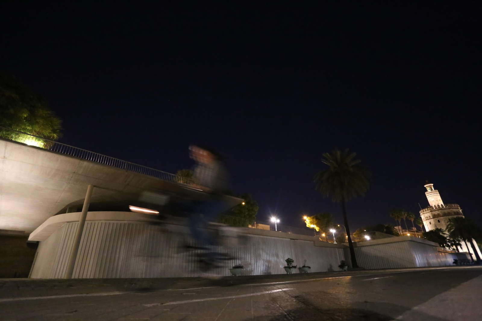 Un hombre en bicicleta pasa junto al edificio del Centro de Interpretación Turística más cercano a la Torre de Oro.
