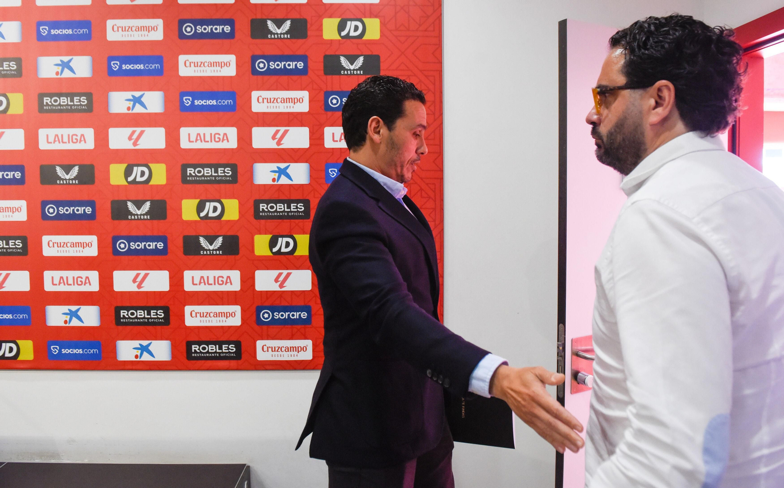 Del Nido Carrasco saluda a Víctor Orta tras ofrecer a Jesús Navas la renovación.