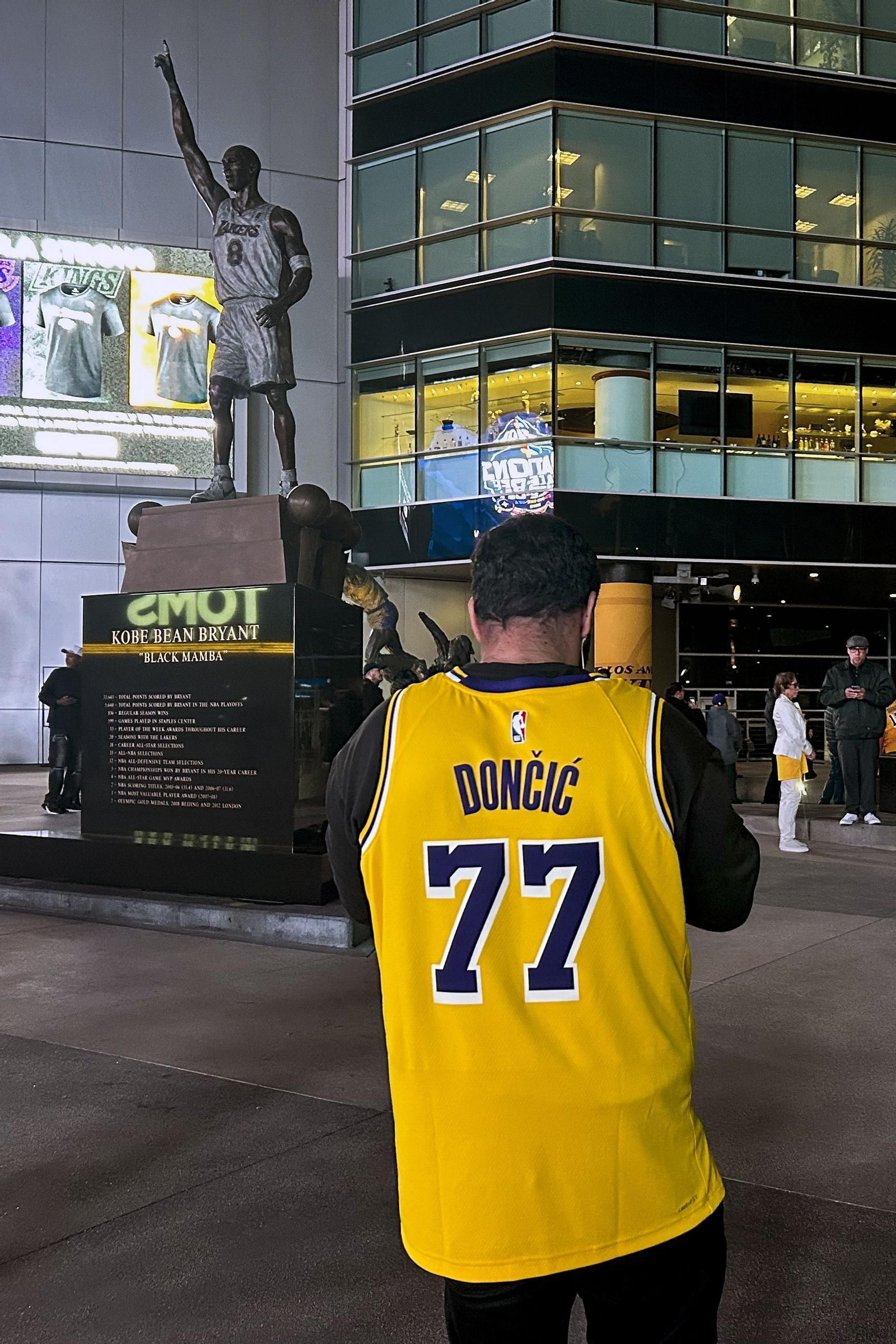 Las fotos del debut de Doncic con los Lakers