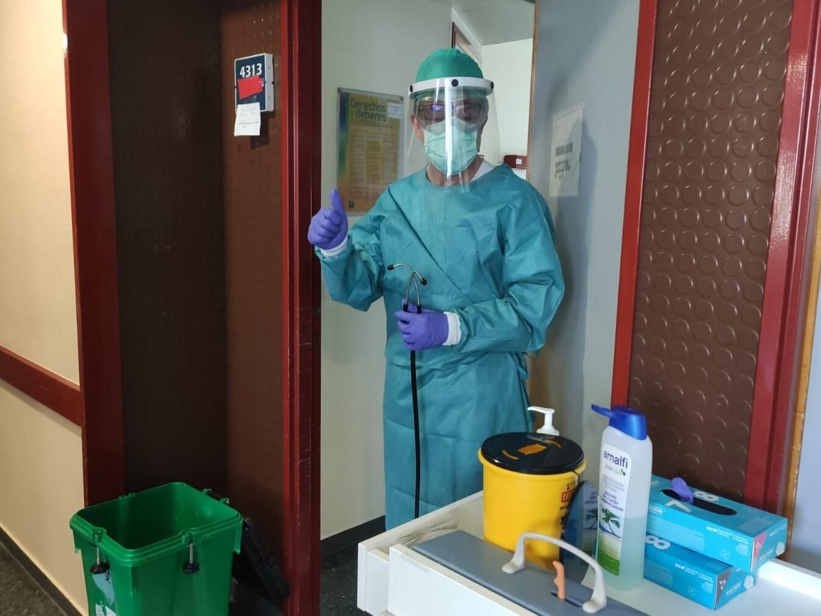 Un facultativo que reakliza su labor en un ala de hospitalización del Juan Ramón Jiménez.