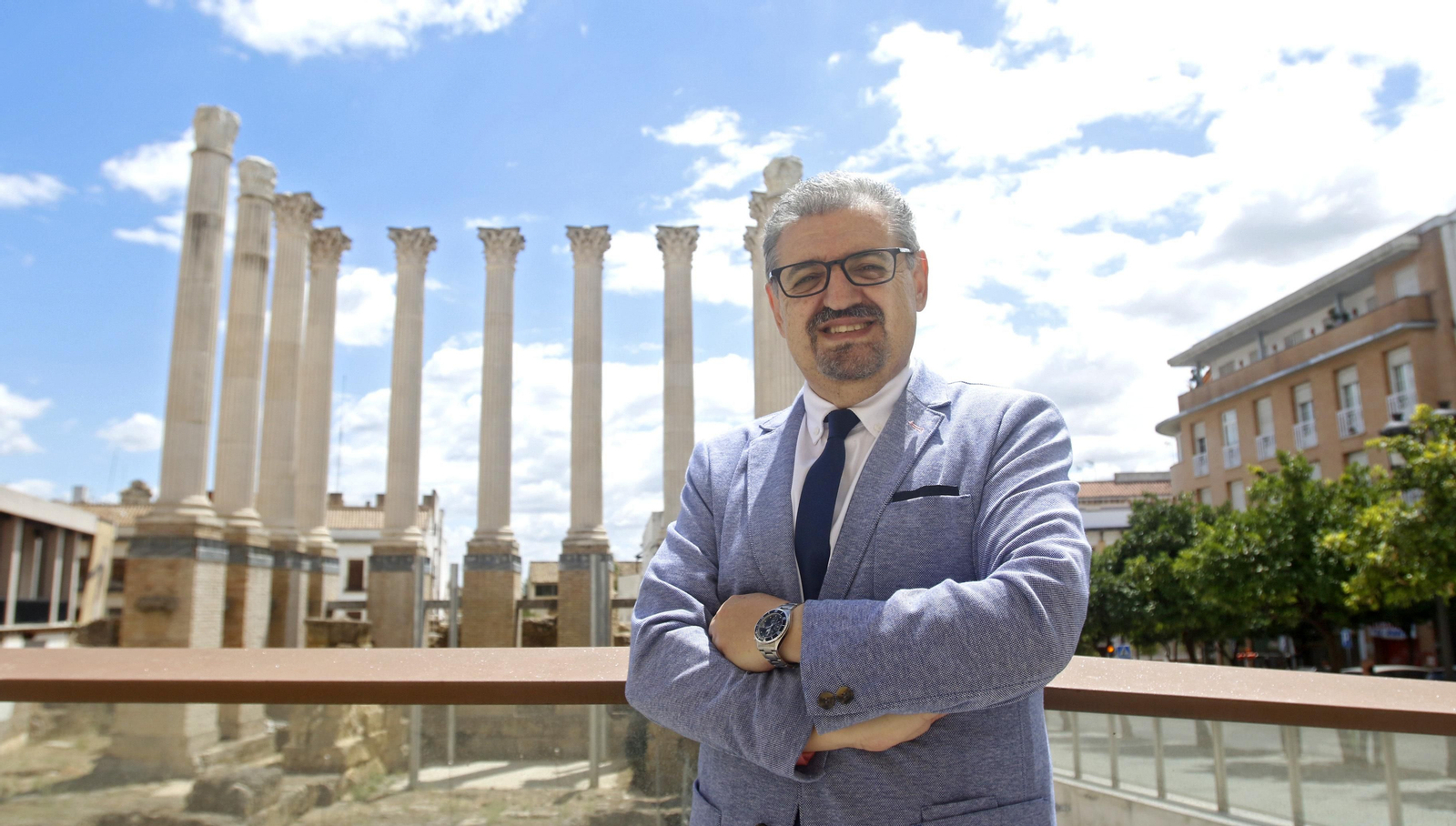 Julián Hurtado de Molina posa junto a las ruinas del Templo Romano de Córdoba.