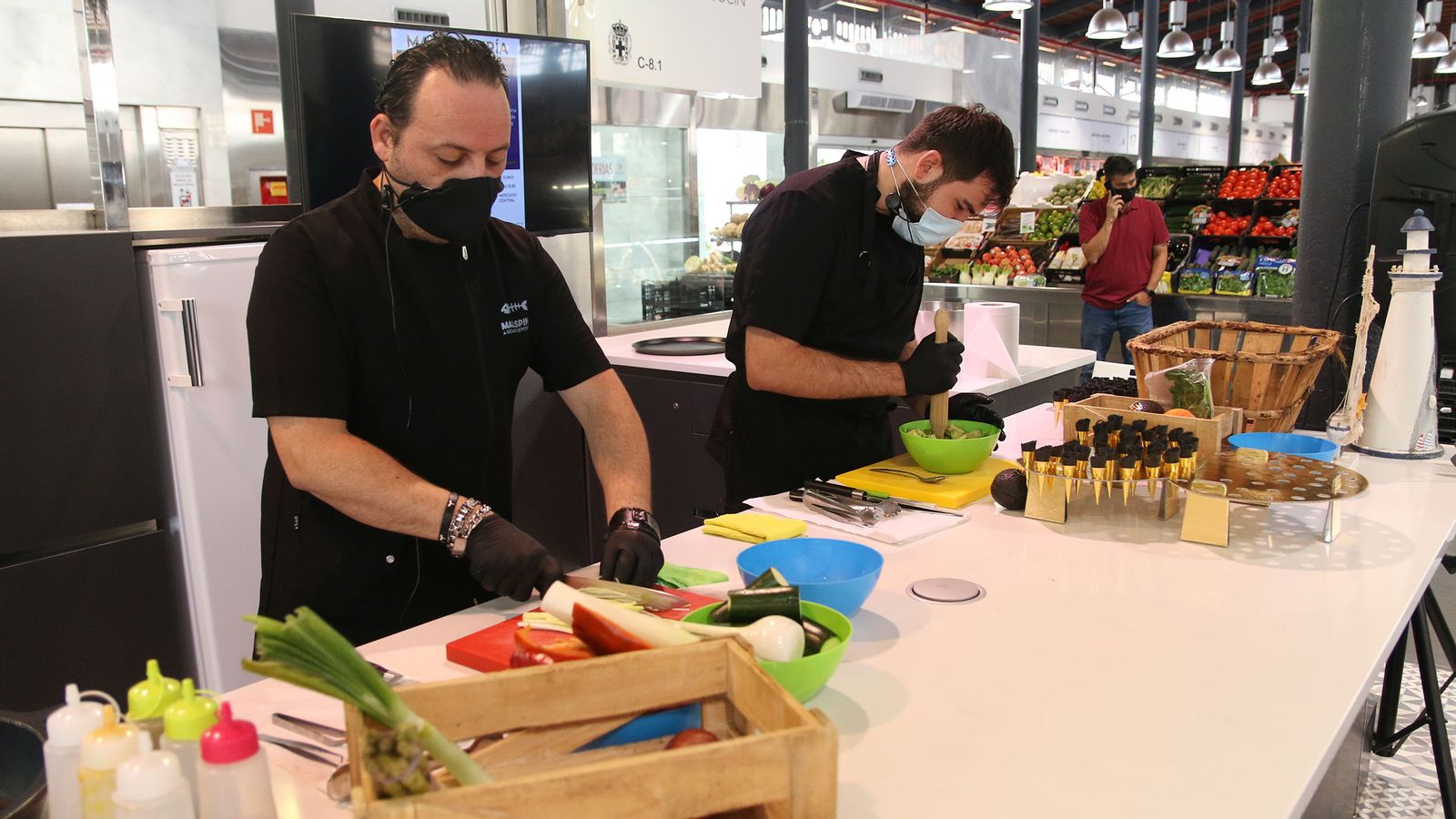 El chef Paco Ibarra, del restaurante Malaespina, arranca las jornadas gastronómicas en el Mercado Central
