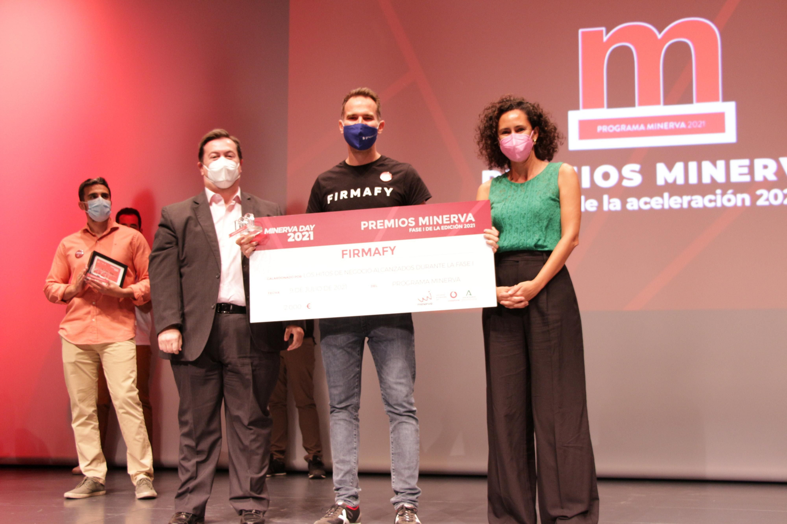 Entrega del premio a la startup granadina Firmafy.
