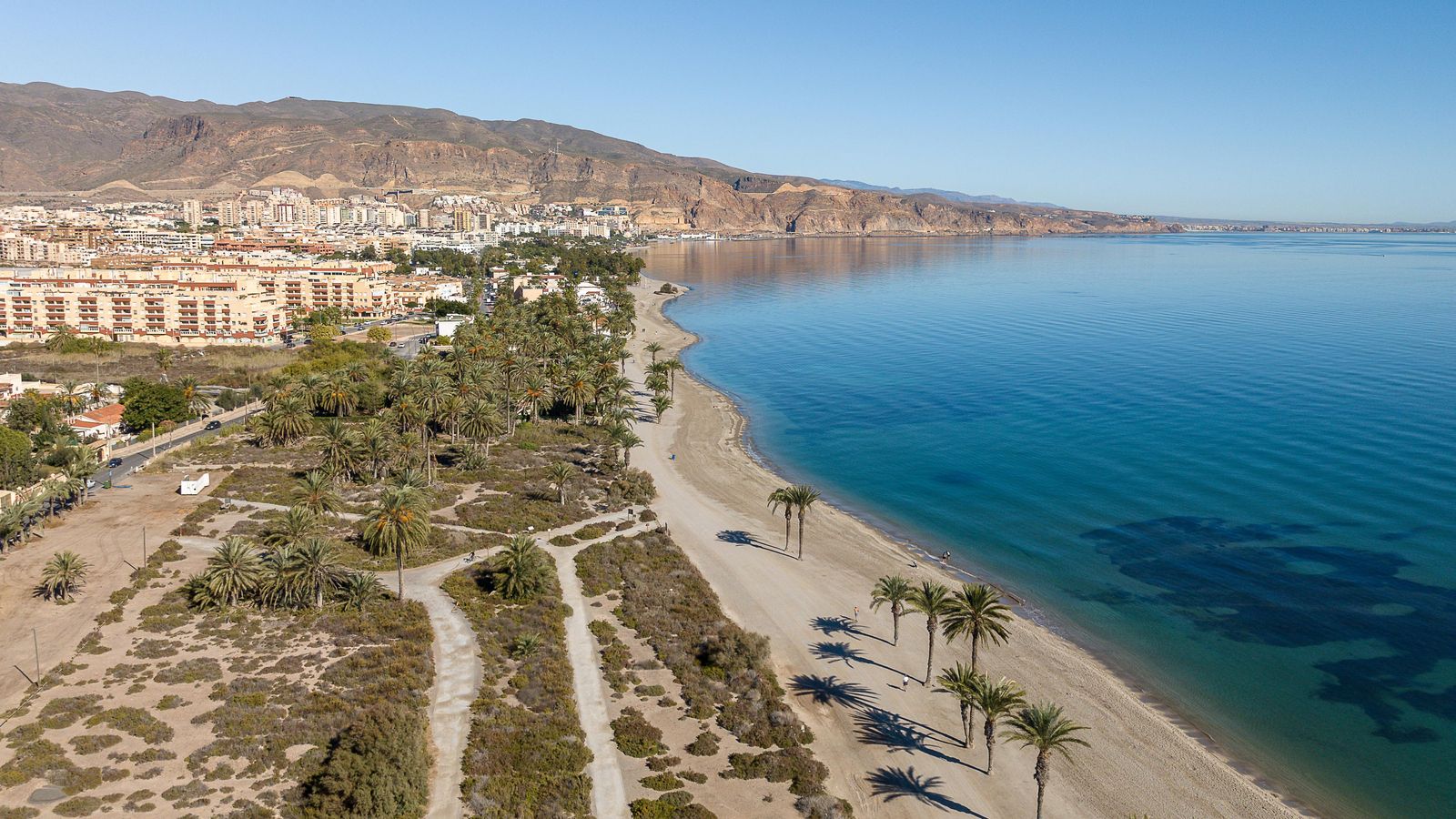 16 kilómetros de costa contemplan al municipio del Poniente almeriense.