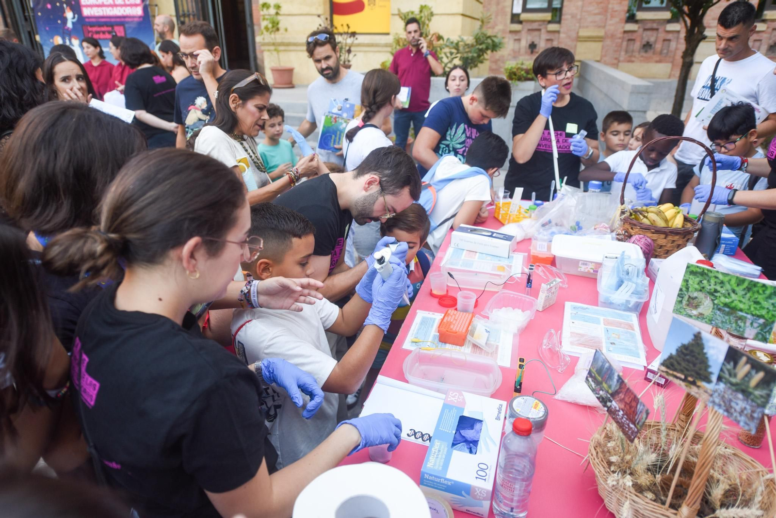 Las mejores fotos de la Feria de los Ingenios, el cierre de la Noche de los Investigadores en Córdoba