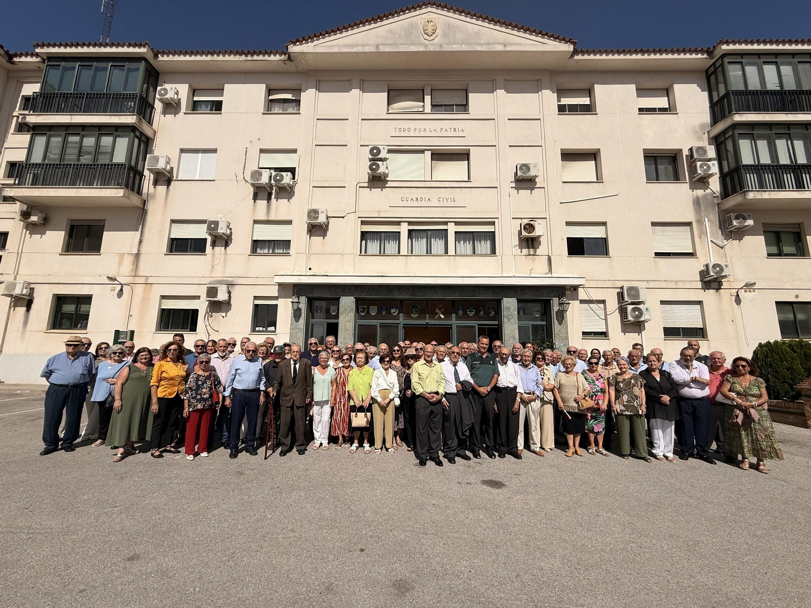 Los homenajeados y sus familiares, frente a la Comandancia de Algeciras.