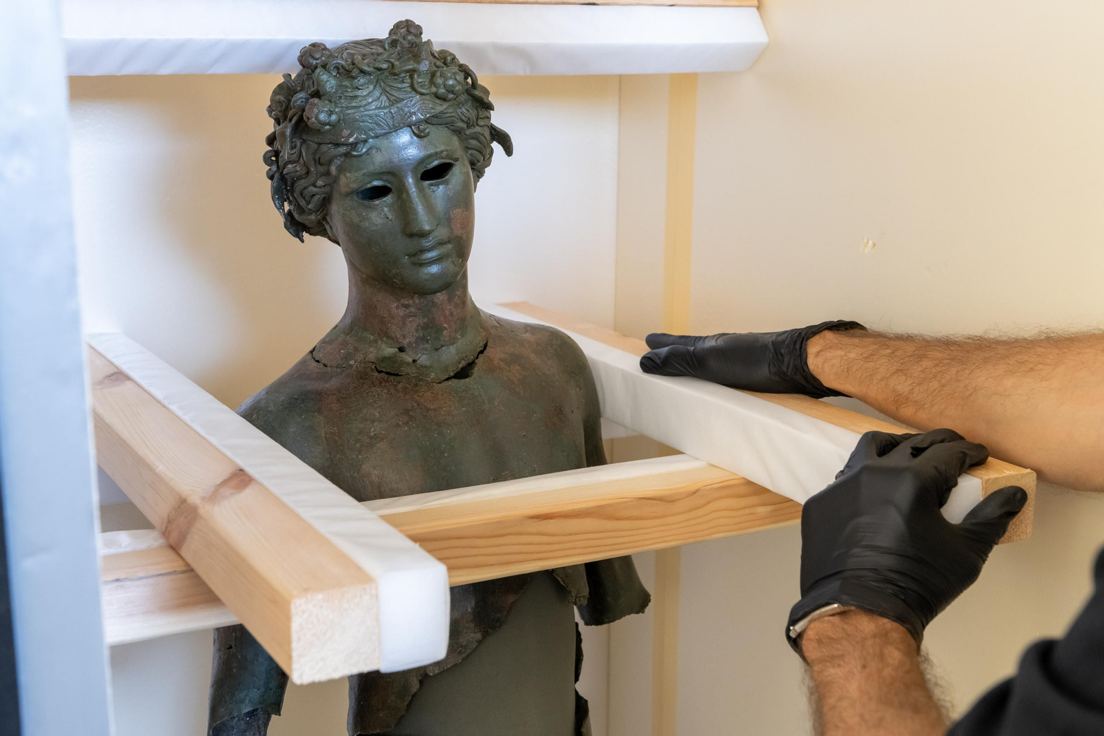 Así lucen los efebos de Pedro Abad antes de su traslado al museo Reina Sofía Así lucen los efebos de Pedro Abad antes de su traslado al museo Reina Sofía