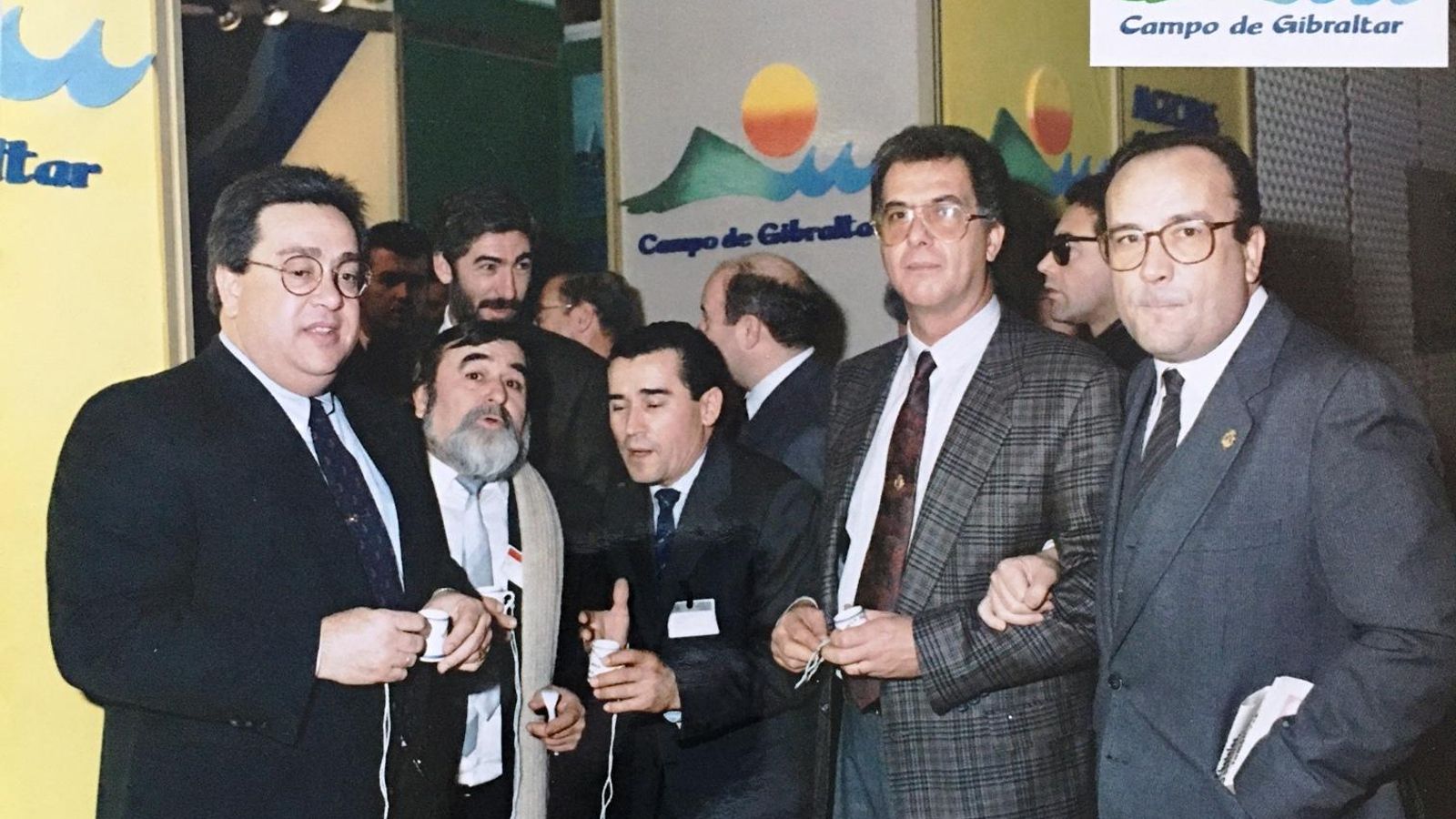 Carracao, primero por la izquierda, y otros, con el autor en Fitur 1990.