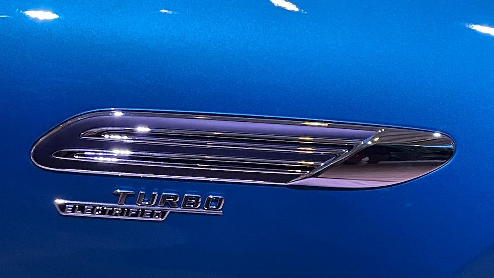 Motor sobrealimentado con un turbo y, además, aditivado por un motor eléctrico incorporado en el cambio automático.