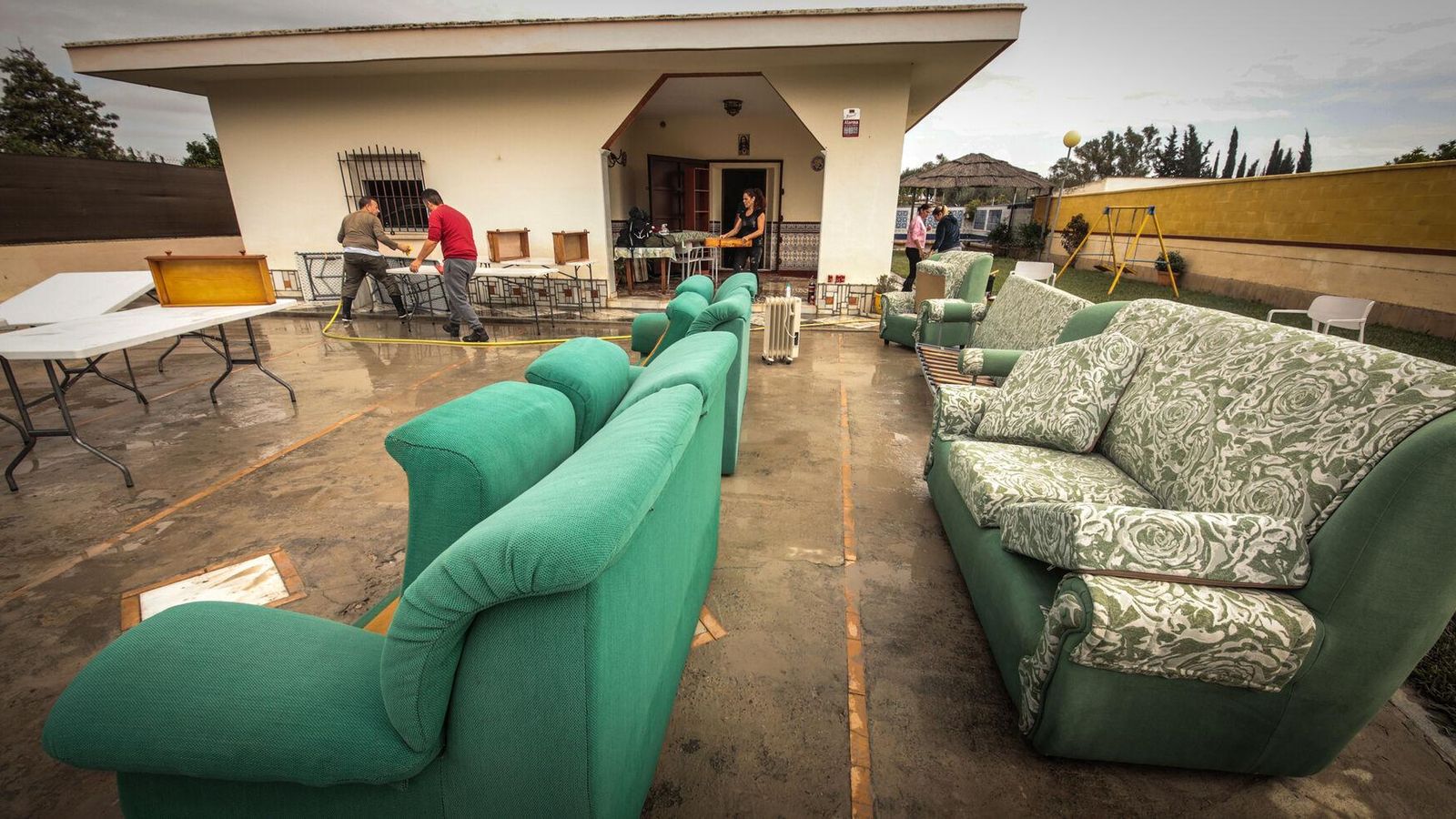 Una familia saca enseres y muebles en una barriada rural de Jerez, el jueves pasado. Una familia saca enseres y muebles en una barriada rural de Jerez, el jueves pasado.