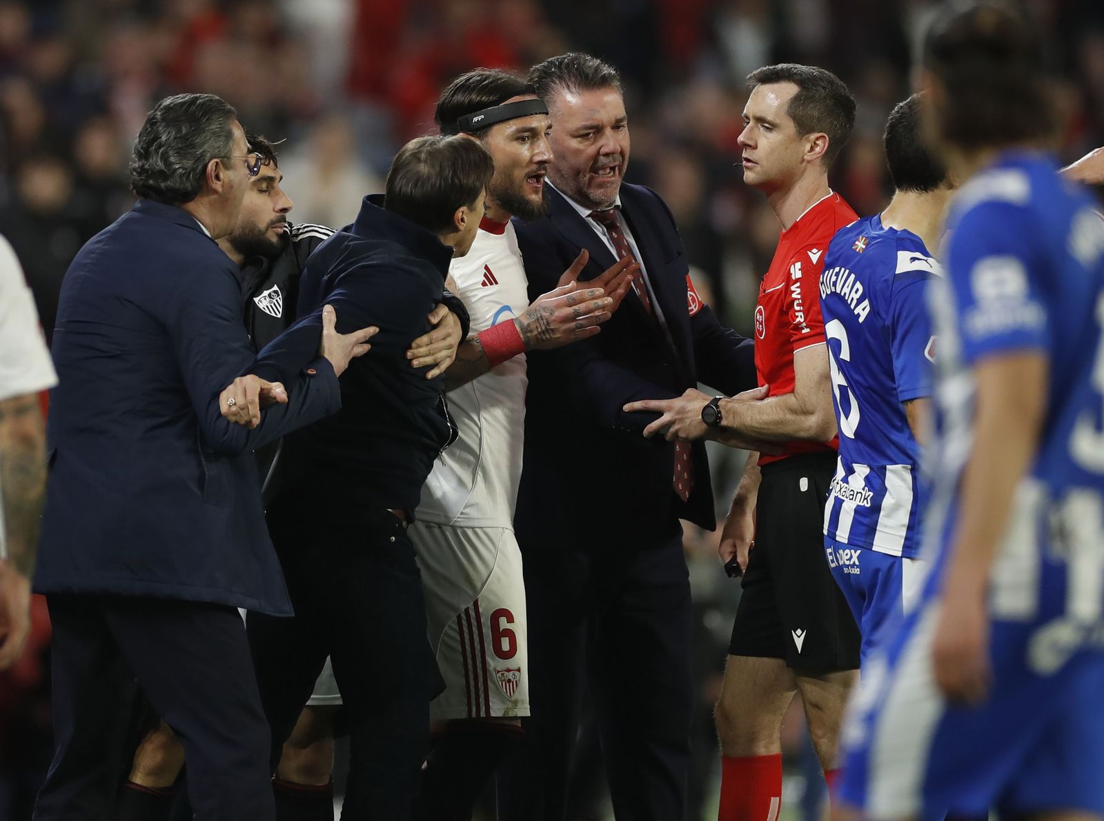 Iosu Galech acaba de expulsar a Matías Almeyda.