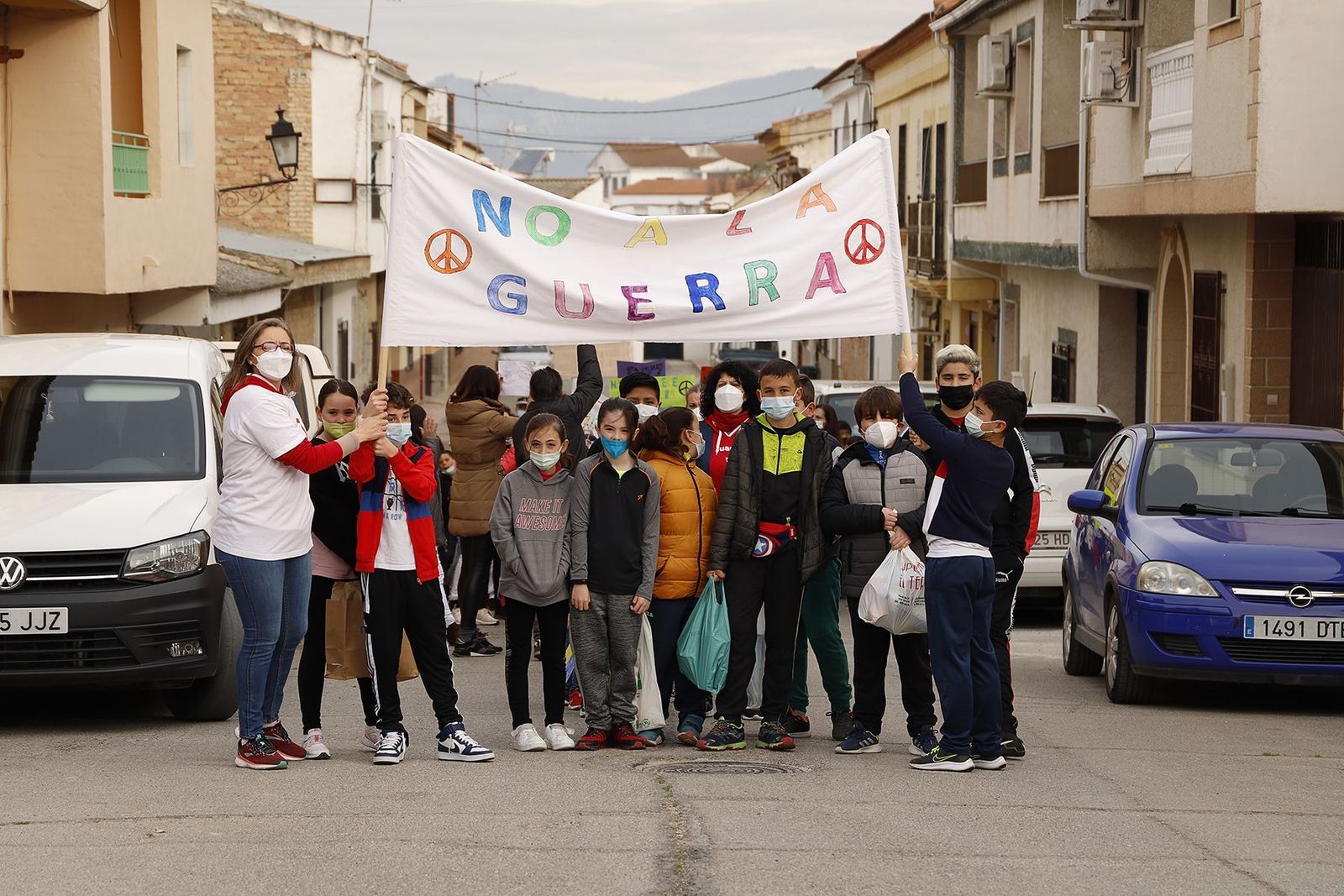 Los escolares, en una concentración contra la guerra en Ucrania.