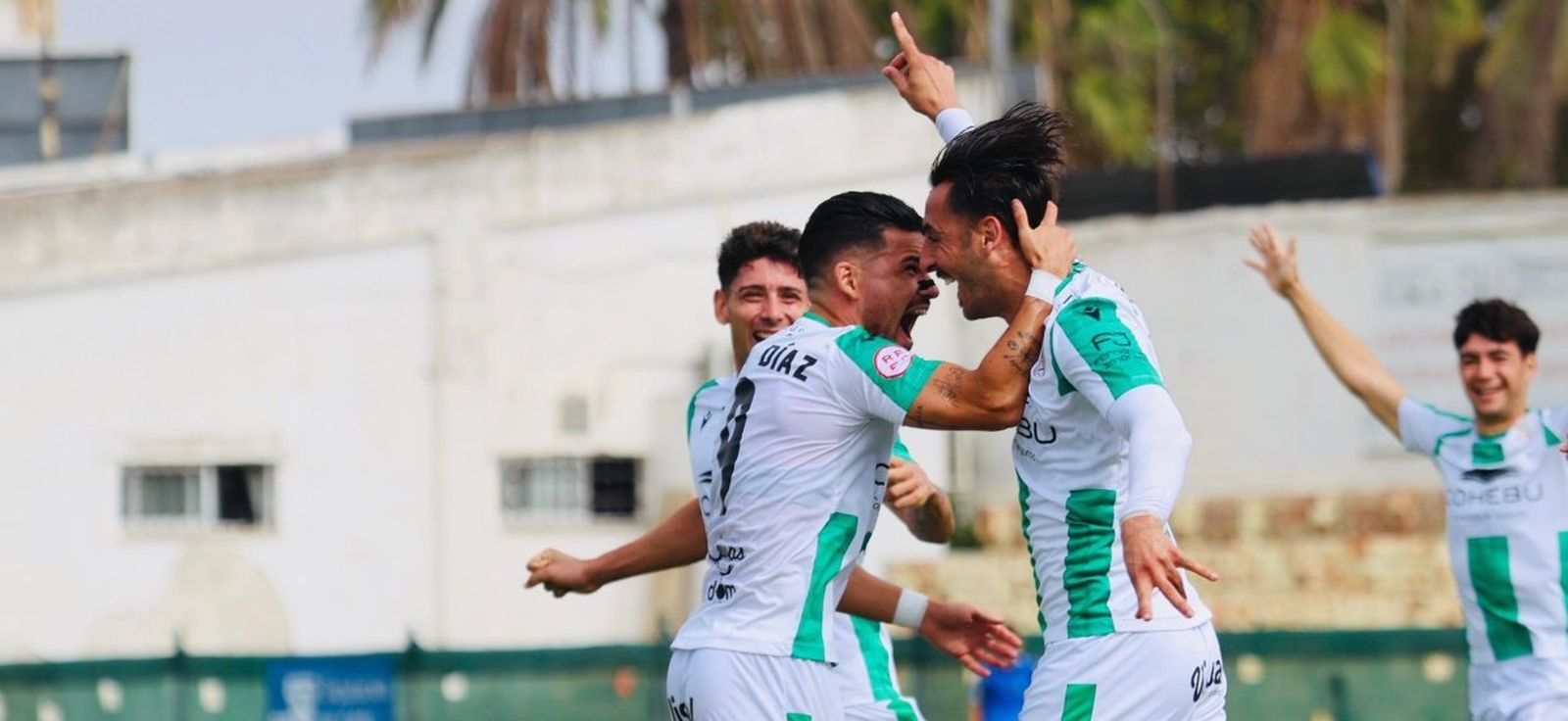 Adri Castellano celebra su gol marcado al Cartagena.