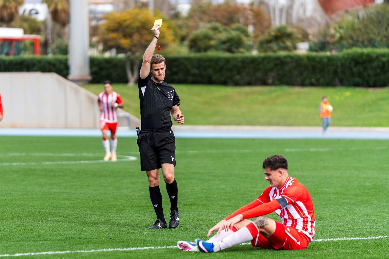 Pablo Pérez muestra una cartulina en su último partido dirigido.