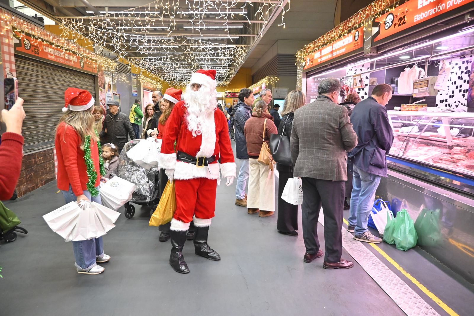 Papá Noel visita el mercado de El Carmen de Huelva, en imágenes
