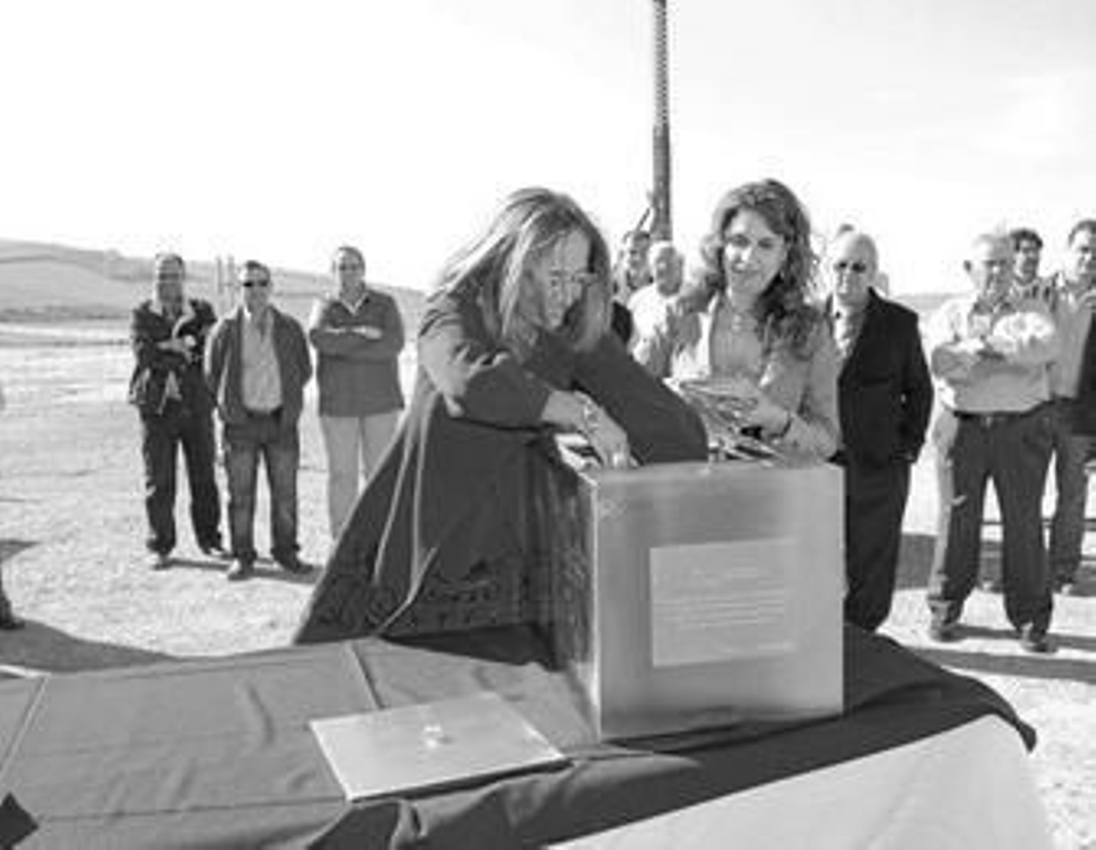 La alcaldesa de Lebrija, María José Fernández, y la consejera, María Jesús Montero, ayer.