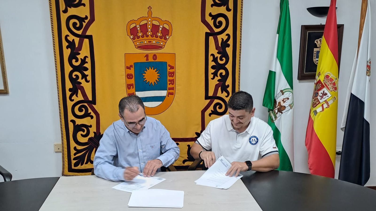 Firma del convenio de colaboración entre el Ayuntamiento de La Mojonera y el club mojonero.