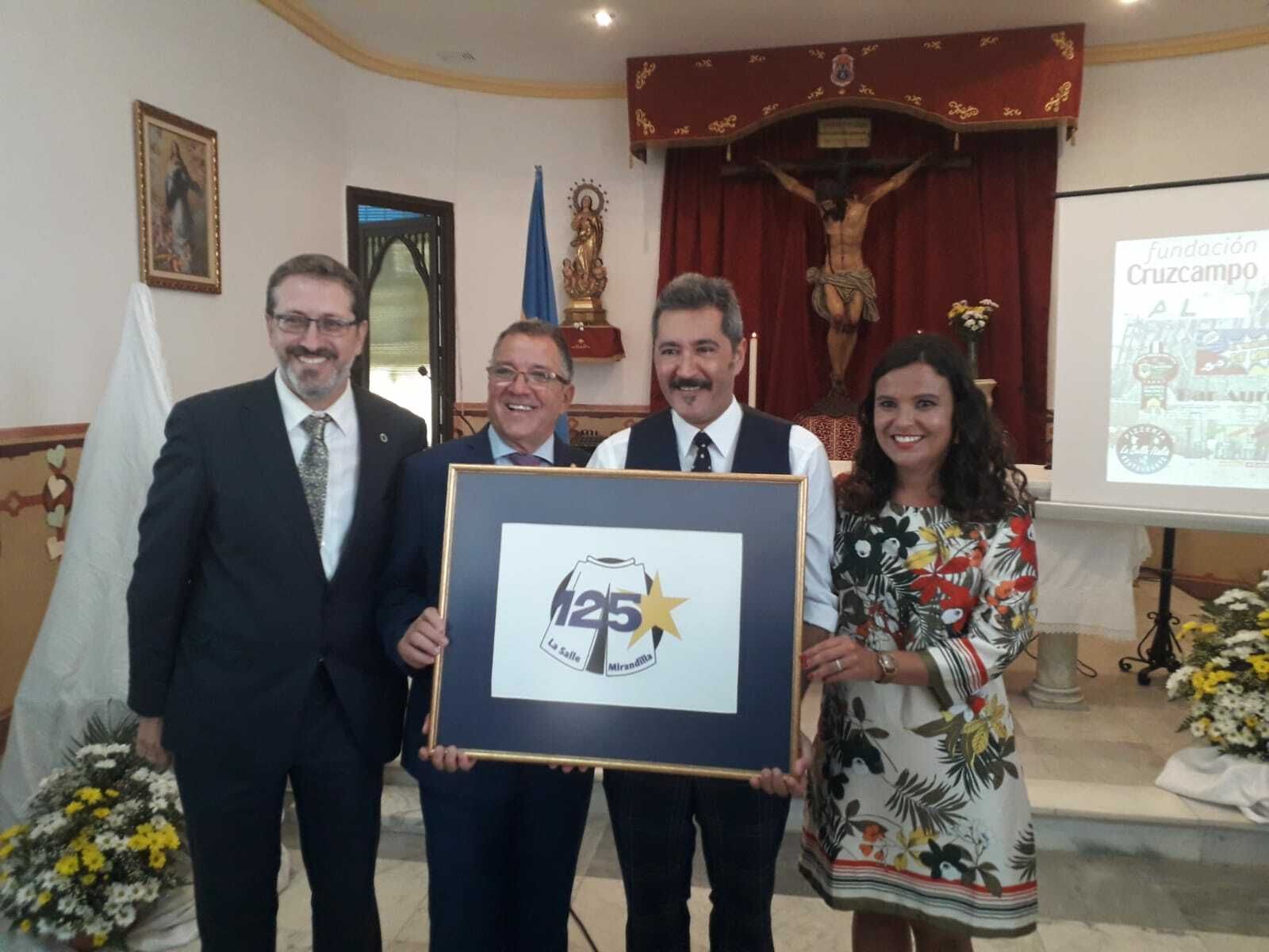 José Manuel Caneda, Sebastián Castro, Juan Manuel Sánchez y Priscila Boubeta con el logotipo del 125 aniversario.
