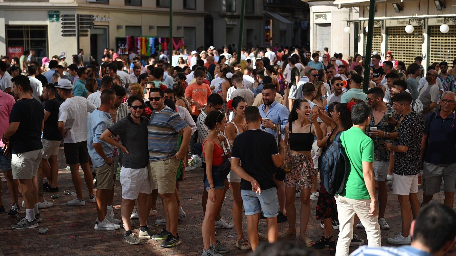 La gente se resiste a marcharse de La Constitución tras el apagón musical.