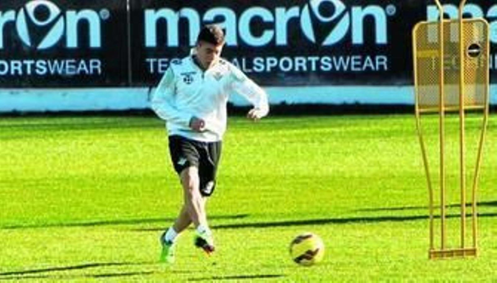Portillo golpea el balón durante el entrenamiento.