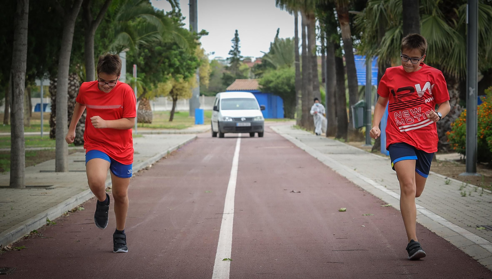 Dos miembros del Club Waterpolo Jerez, entrenando en la elipse que rodea la Pradera.