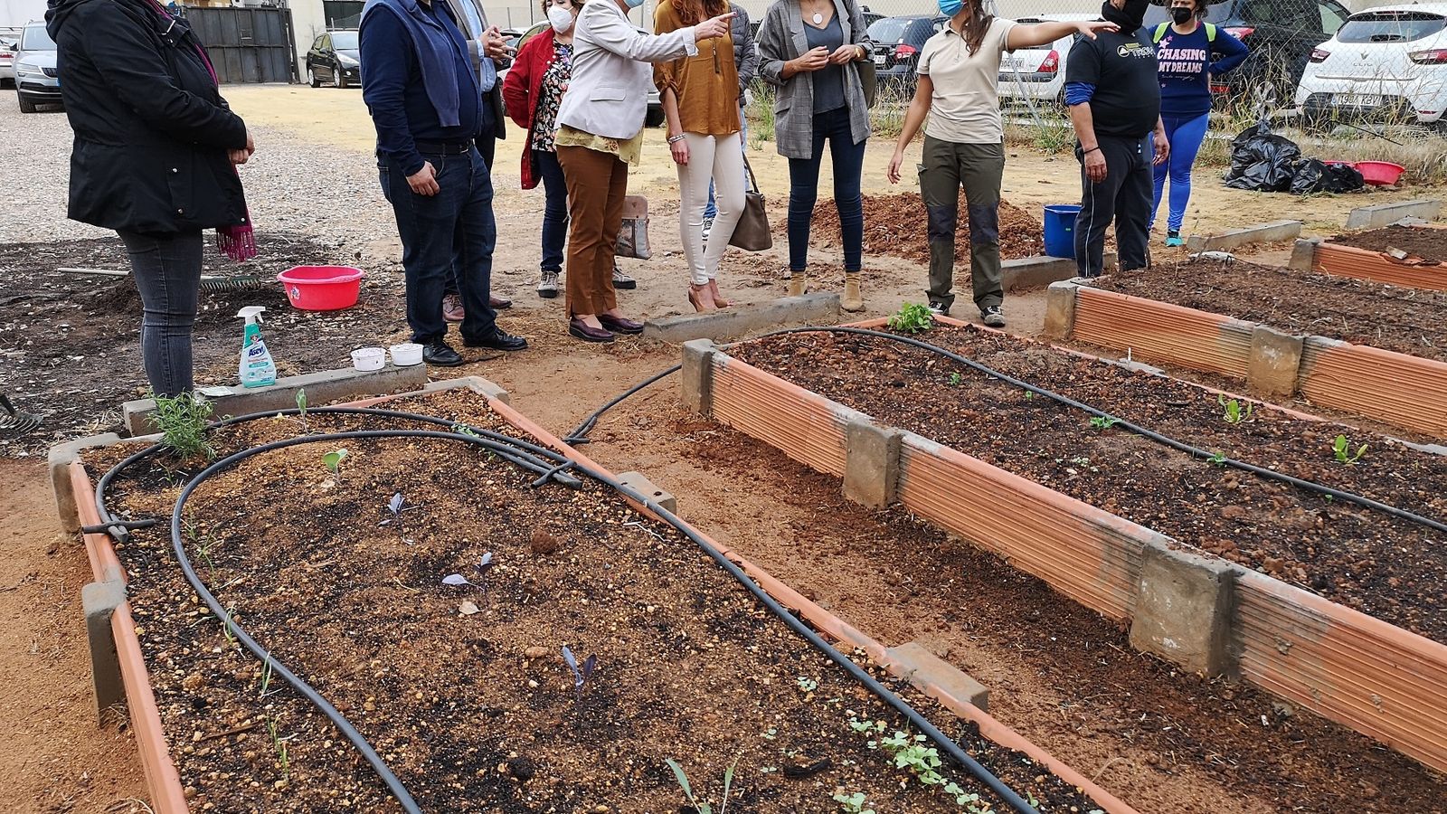 Foto de archivo de la visita de la delegada de Igualdad, Educación, Participación Ciudadana y Coordinación de Distritos, Adela Castaño, a los huertos urbanos.