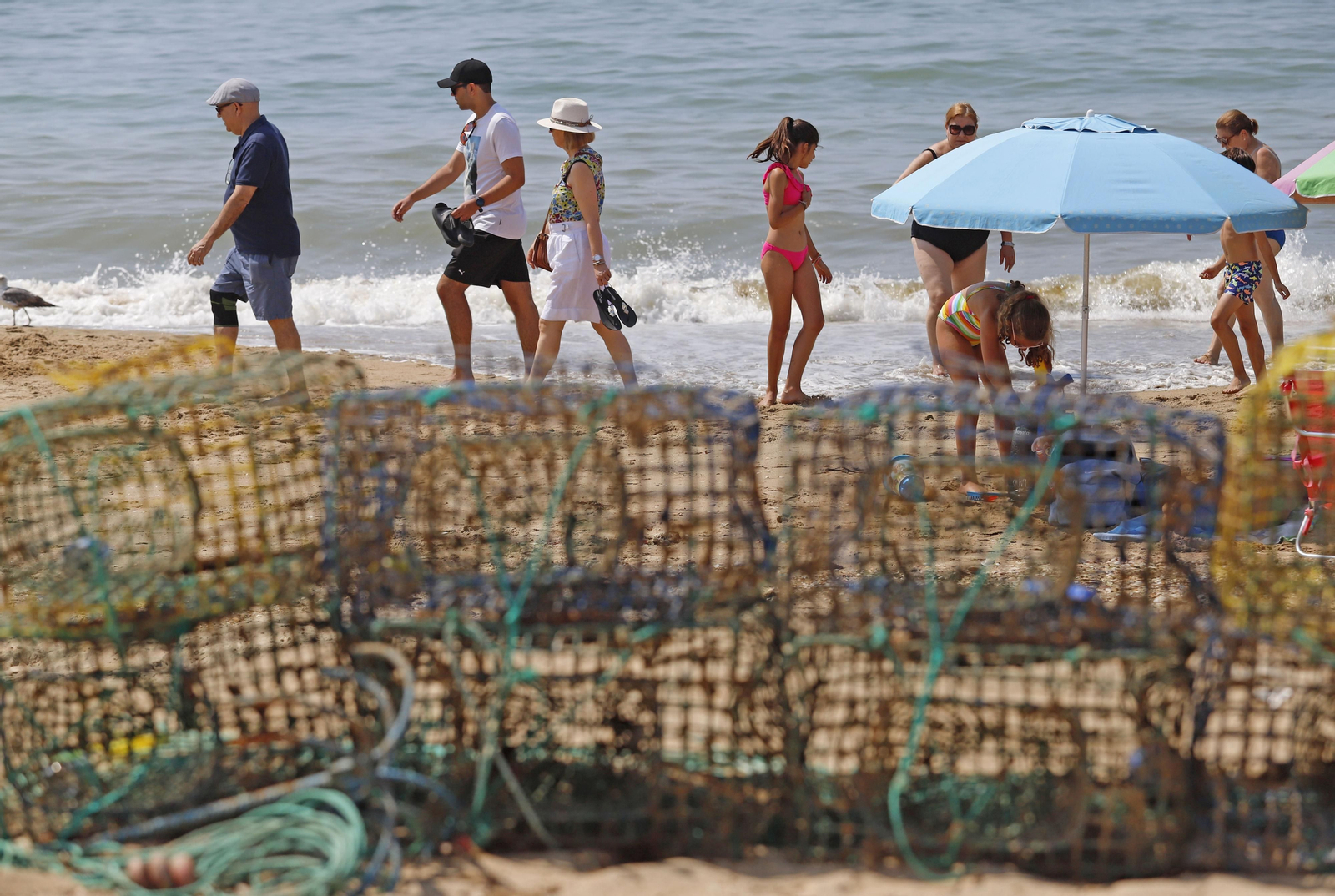 Imágenes del ambiente en las playas de Huelva en el 1 de julio