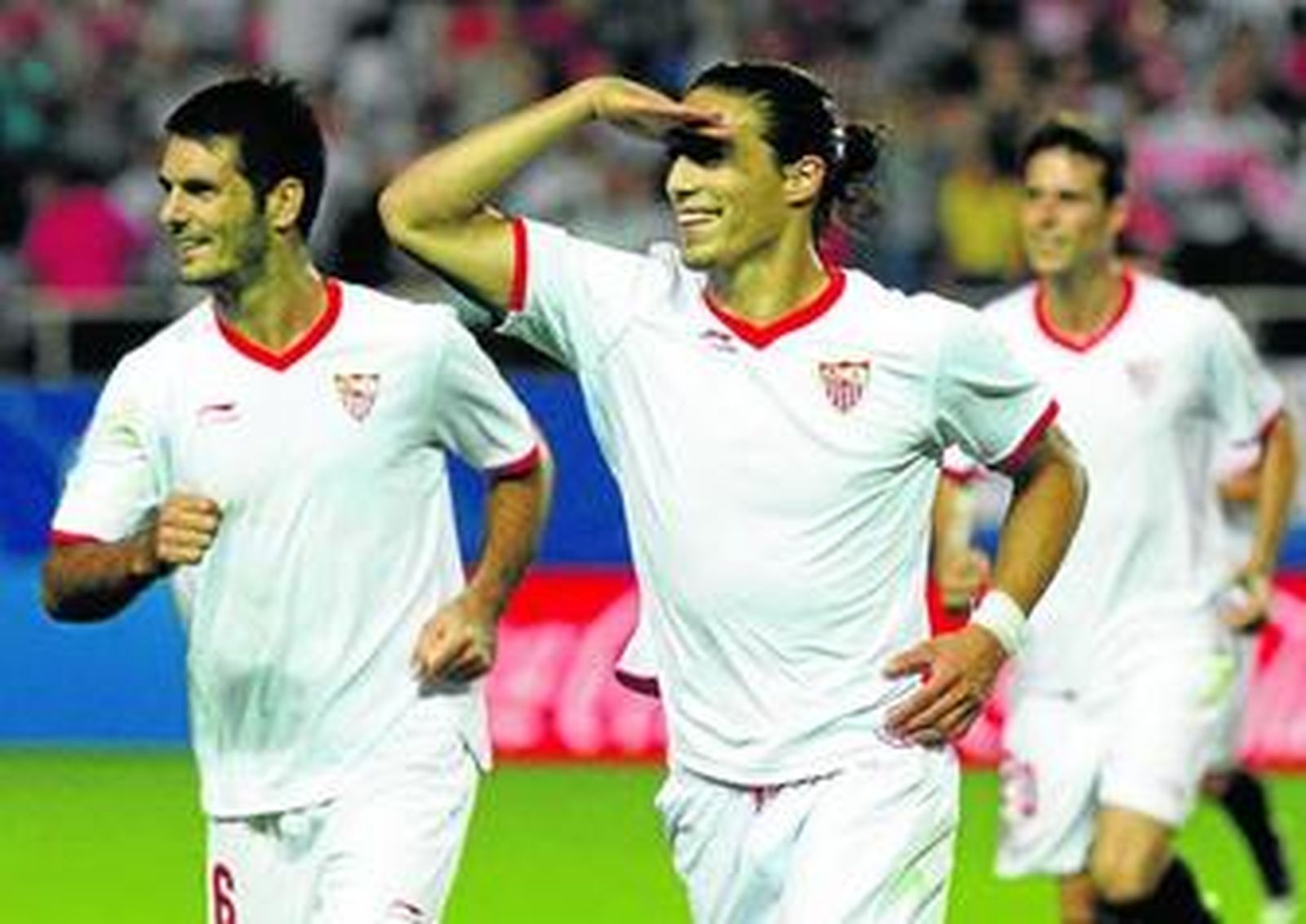 Martín Cáceres hace el gesto de otear el horizonte para celebrar el segundo gol sevillista con Spahic por detrás.