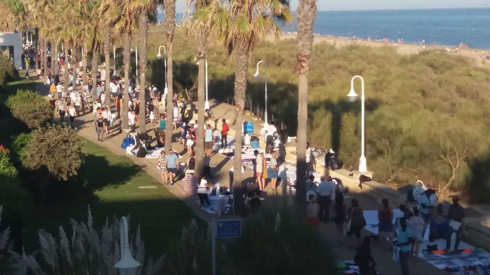 El Paseo Marítimo de Islantilla repleto de puestos ambulantes ilegales, en una imagen facilitada por los empresarios.