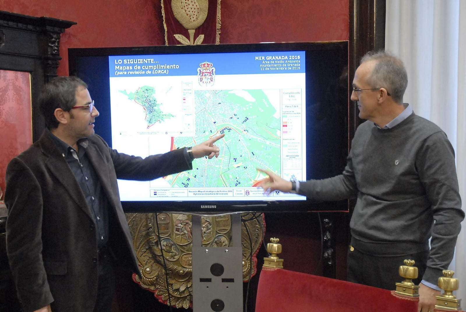 El concejal de Medio Ambiente (izqda.), junto al profesor del departamento de Física Aplicada Jerónimo Vida.