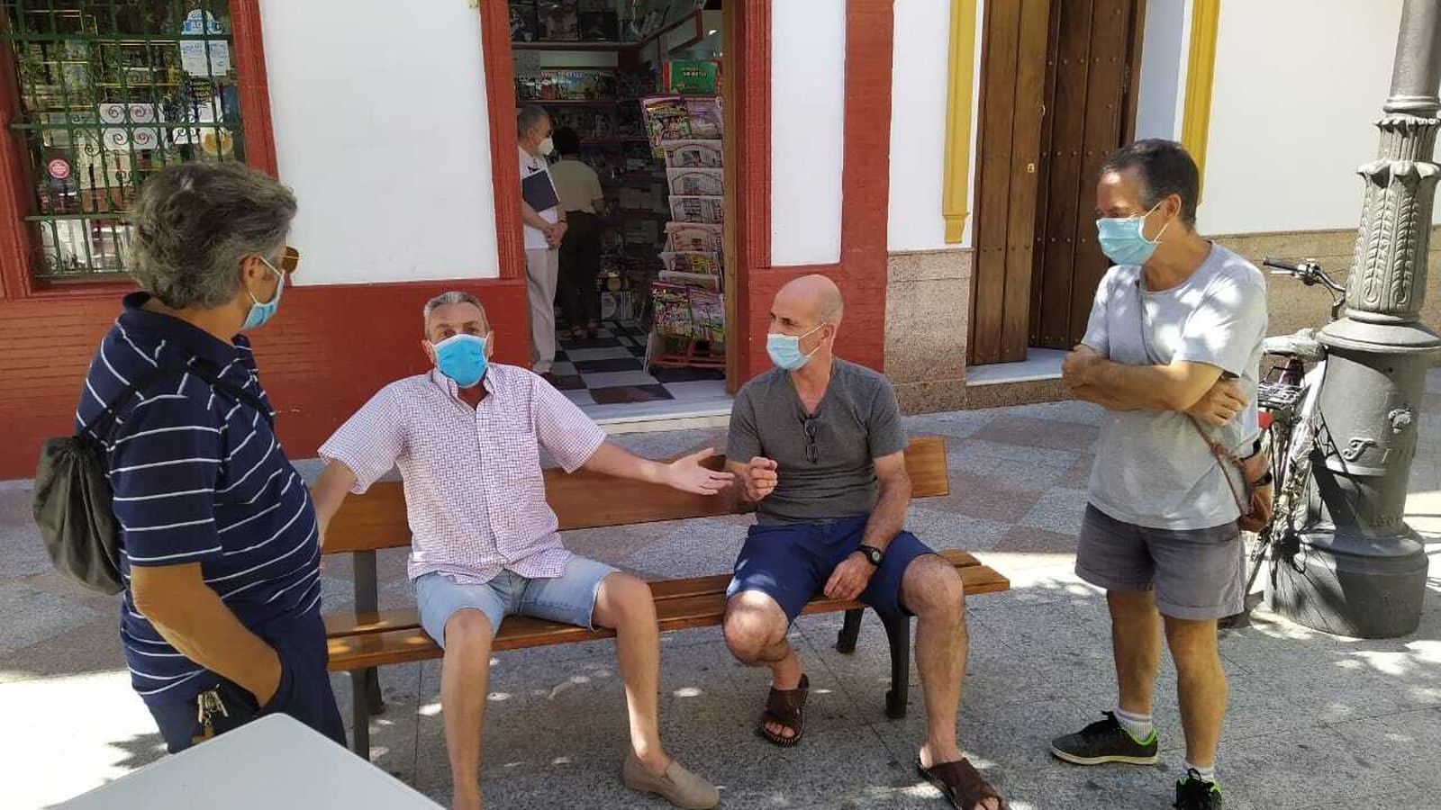 De izquierda a derecha, Miguel Caballero, Miguel Gaspar, Antonio Pozo y Domingo Caballero conversan en la plaza de España del municipio.