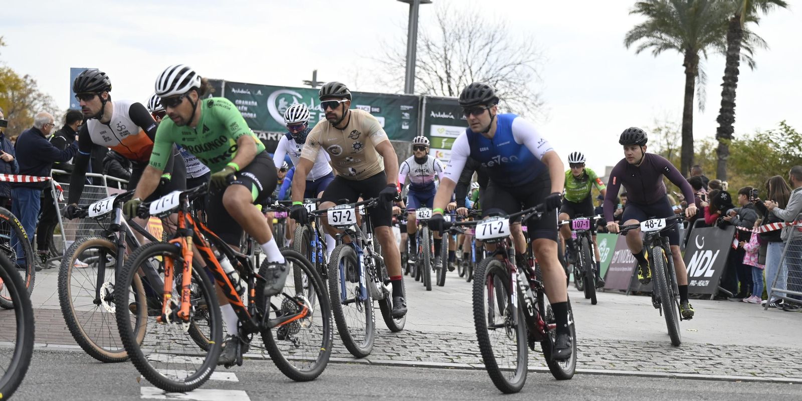 Primeros instantes de la quinta etapa de la Andalucía Bike Race, la primera en Córdoba.