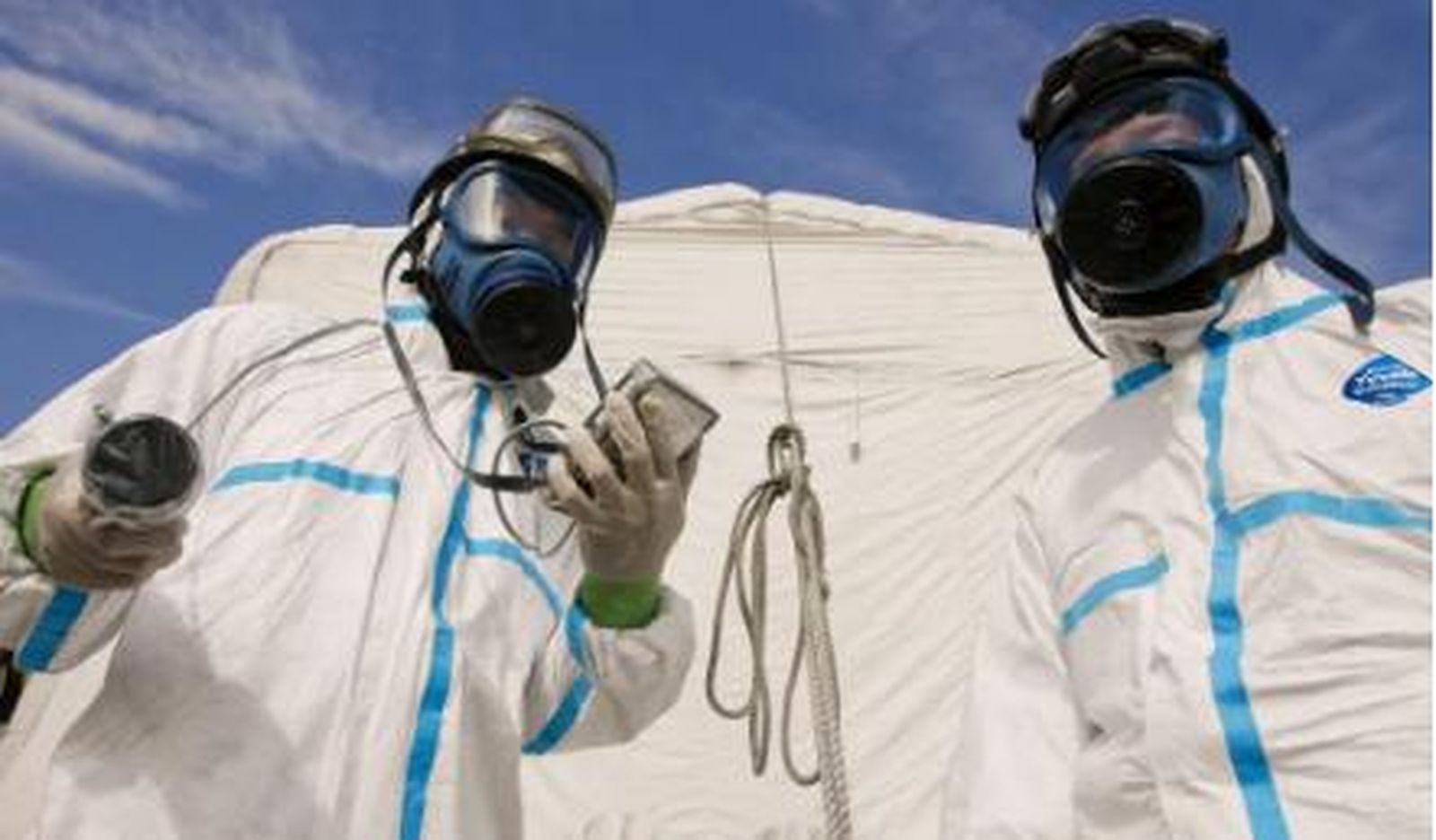 Técnicos miden la radioactividad