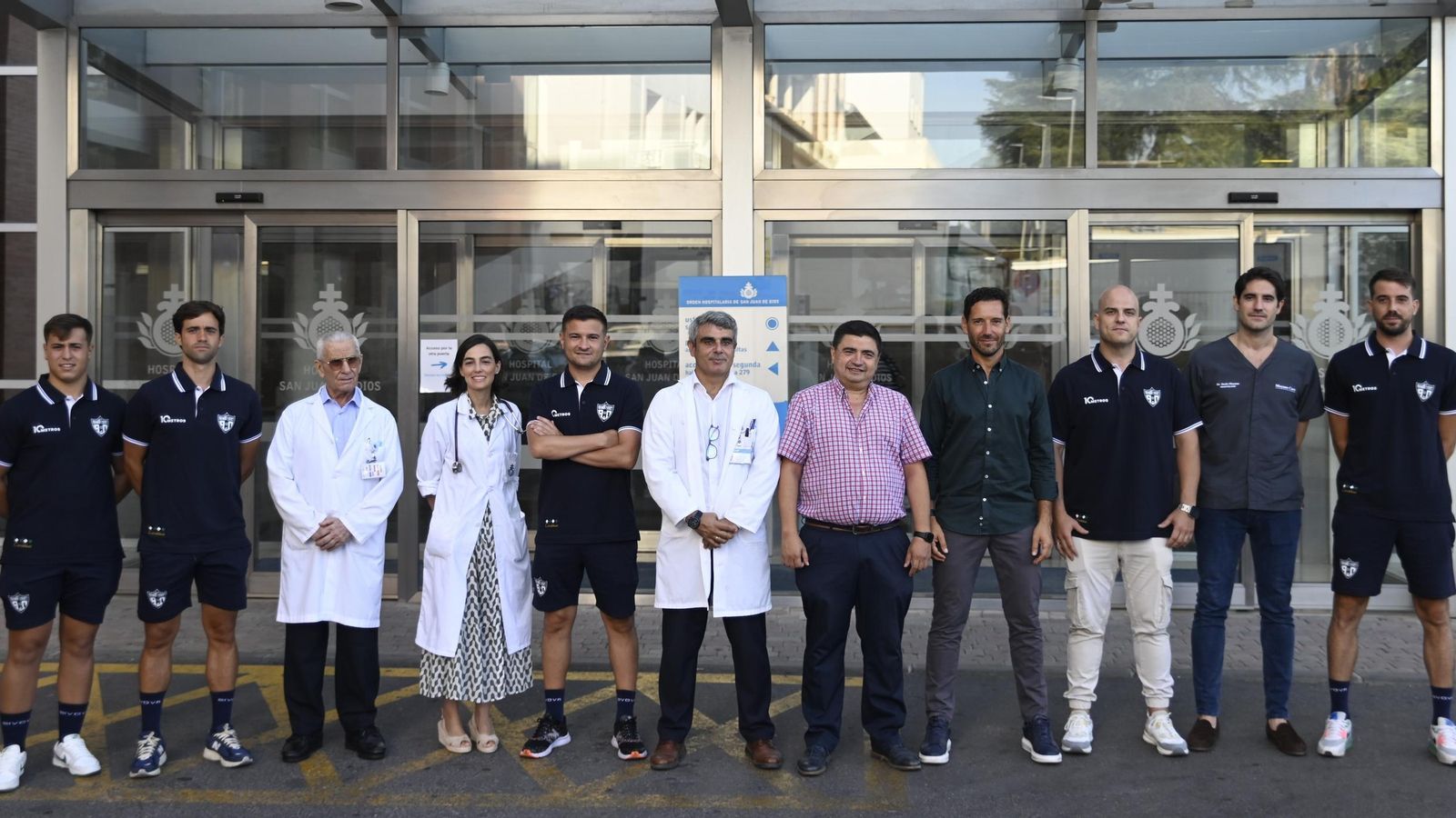 La foto de familia del Córdoba Futsal antes de pasar sus reconocimientos médicos en el Hospital San Juan de Dios.
