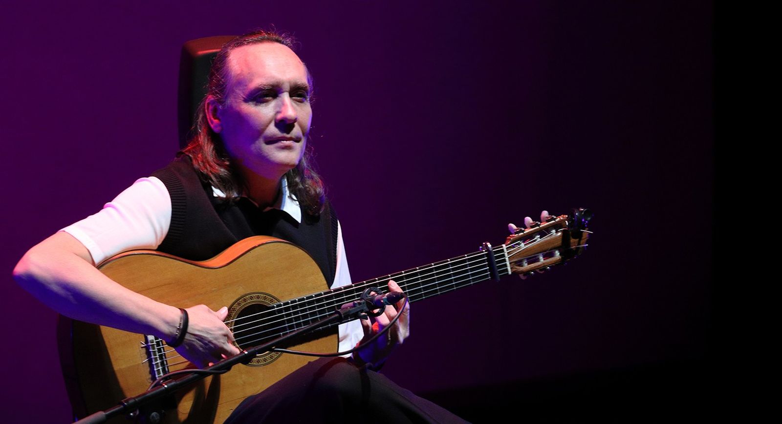 Vicente Amigo durante su gran concierto ofrecido el viernes en el Maestro Padilla.