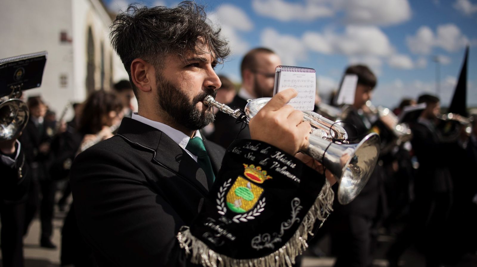 Un integrante de la Agrupación Filarmónica de Palomares, de Trebujena.