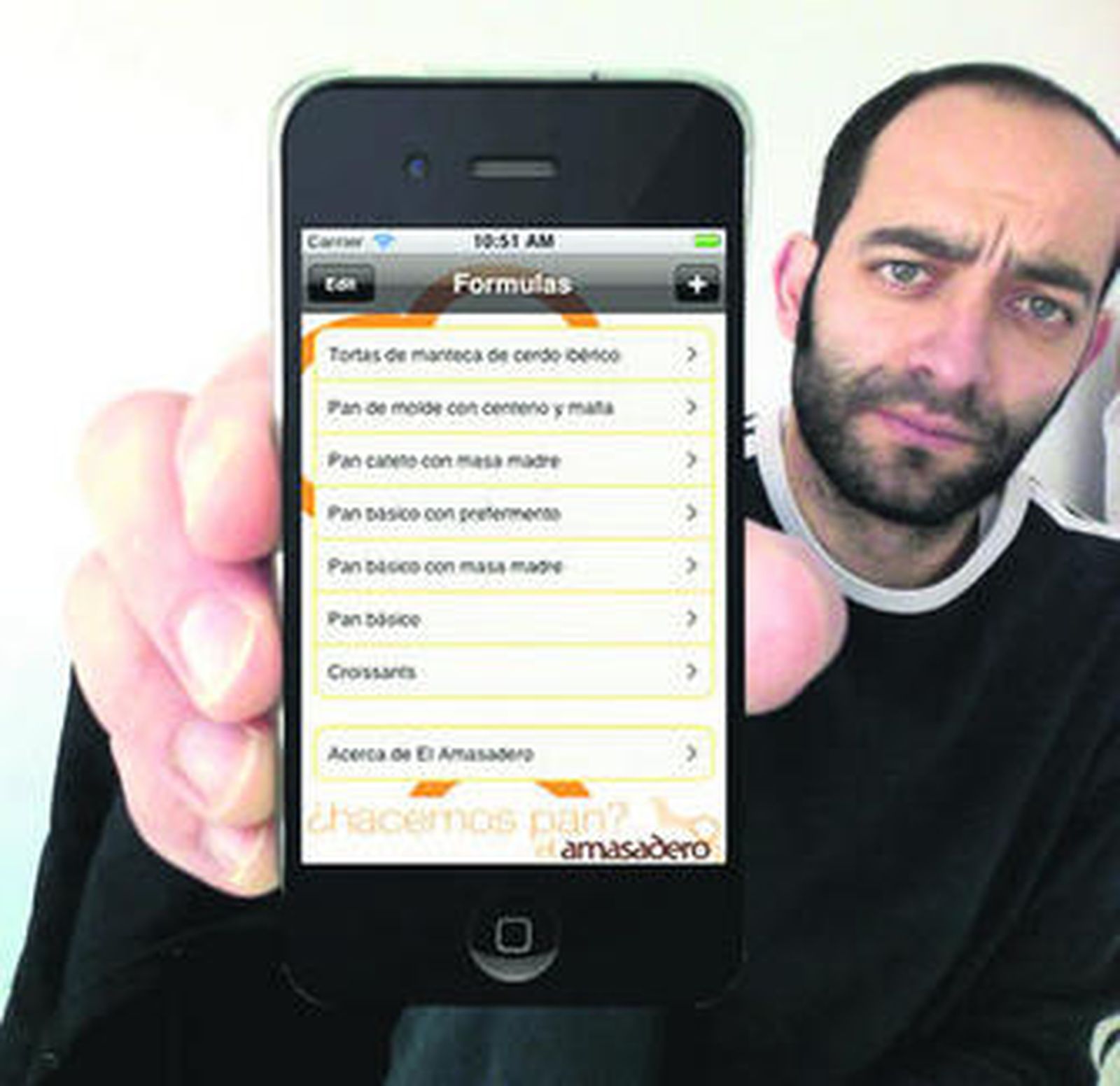 Andrés Bonilla muestra la aplicación en su iPhone.