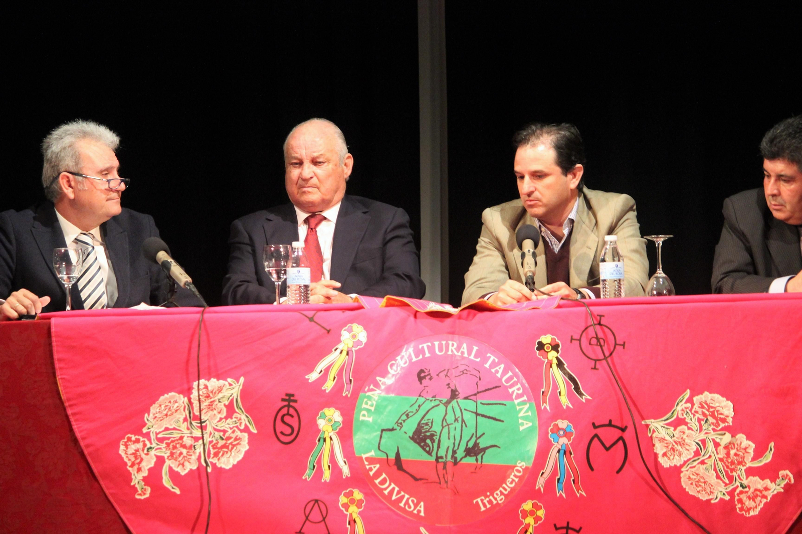 Los ganaderos de Jandilla flanqueados por Pepe Ruciero y Juan Esteban, presidente de La Divisa.